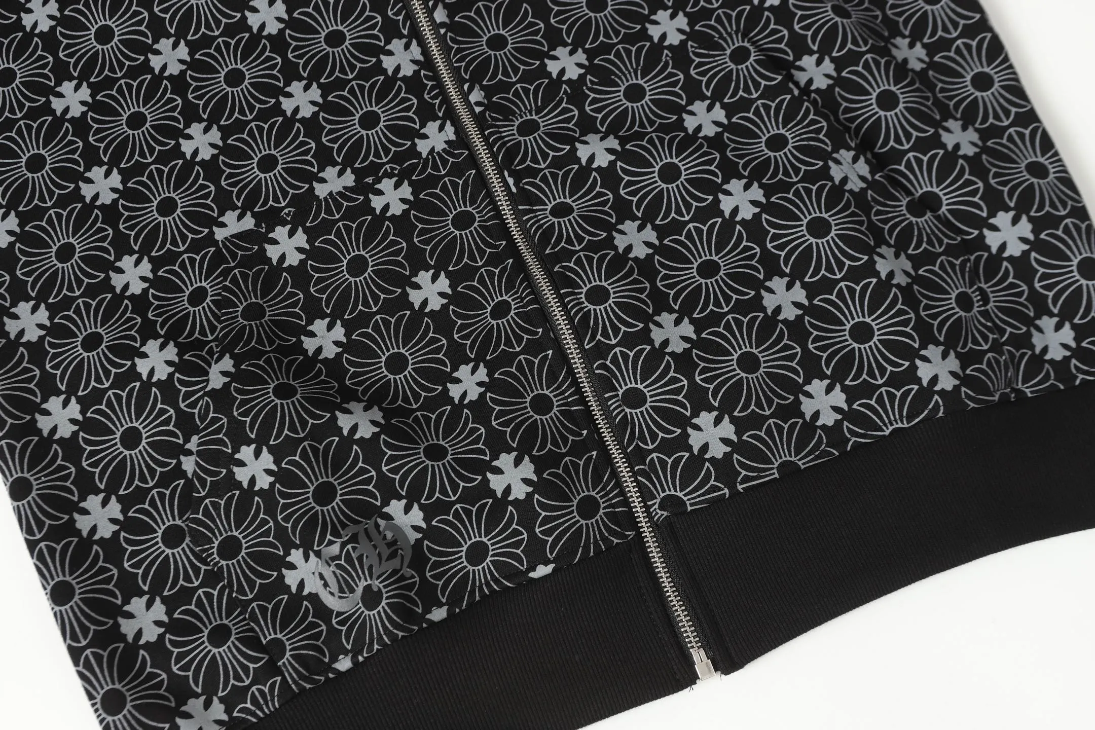 P300 cross-border model, please do not place an order if you are pursuing quality - Chrome Hearts/Chrome Hearts Sanskrit Dark Pattern Horseshoe Sanskrit Cross ✝️ Printed Zipper Sweater Cardigan Jacket - High weight, high density and high quality. The wool is soft, delicate and skin-friendly. It feels soft and silky. It has excellent warmth and skin-friendly properties. - Custom-woven and custom-dyed, no color difference. No matter the fabric or workmanship details, it beats the ordinary version on the market. - Hardware zipper accessories are all customized and full of details. -Colour: Black White Blue -Size: S M L XL
